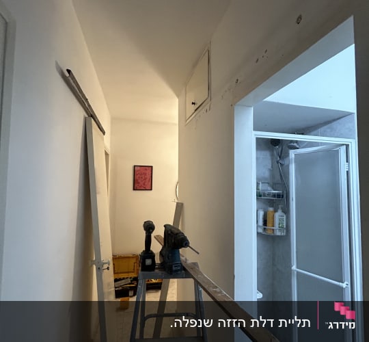 סולם עם כלי עבודה במסדרון במהלך שיפוץ